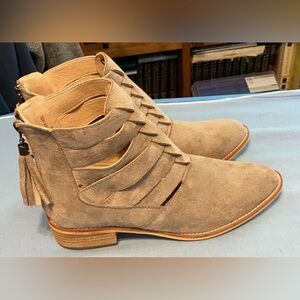 Size 7 beige suede rider girl boots